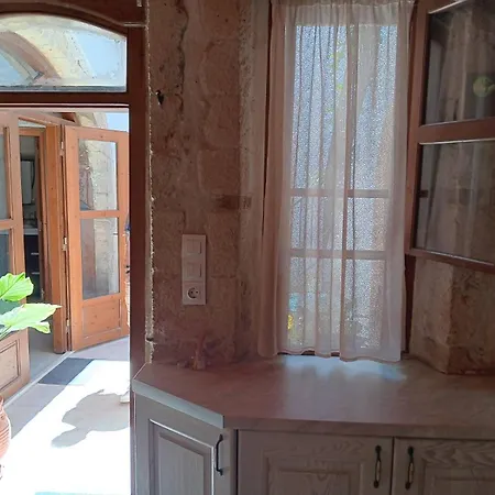 Stone Retreat In Old Town Апартаменти